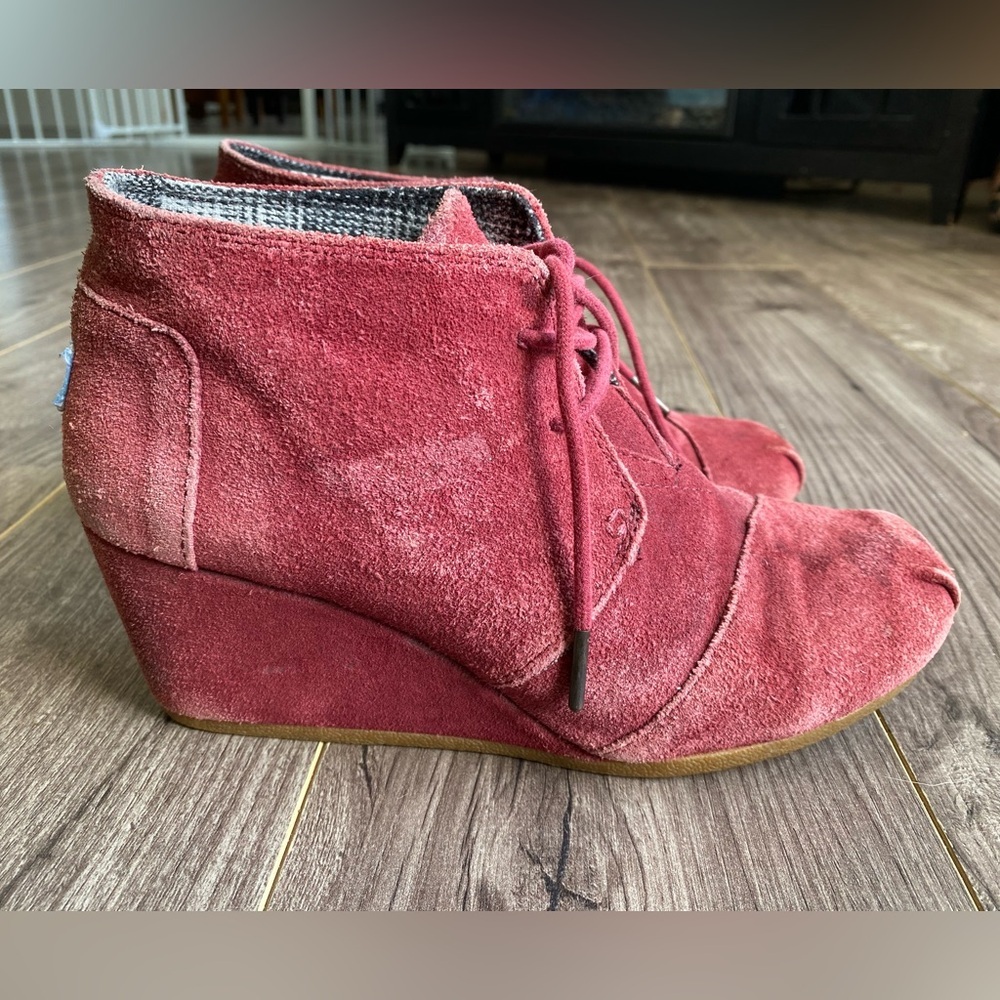 Toms burgundy red lace up suede wedge desert ankle boots